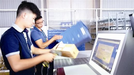 6月25日，在中國-東盟(南寧)跨境電子商務監管倉里，工作人員在認真檢查貨物。(圖片來源于 廣西日報)