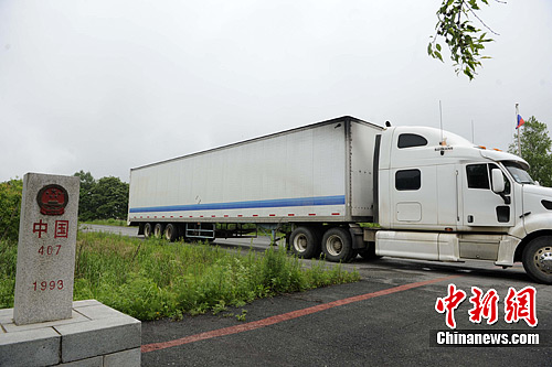 6月14日,吉林省延邊朝鮮族自治州中俄琿春口岸,一輛俄羅斯貨車駛過邊境線。中新社發 廖攀 攝
