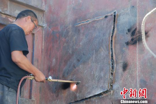 圖為工作人員在對車體夾層進行切割?！『艉秃铺睾ｊP(guān)提供　攝