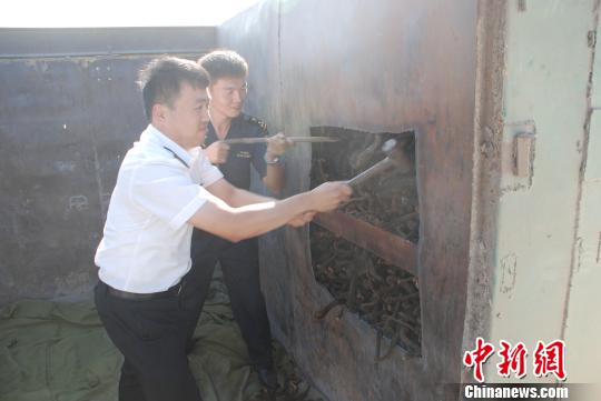 圖為現(xiàn)場關(guān)員卸去車里夾層內(nèi)的走私物品?！『艉秃铺睾ｊP(guān)提供　攝