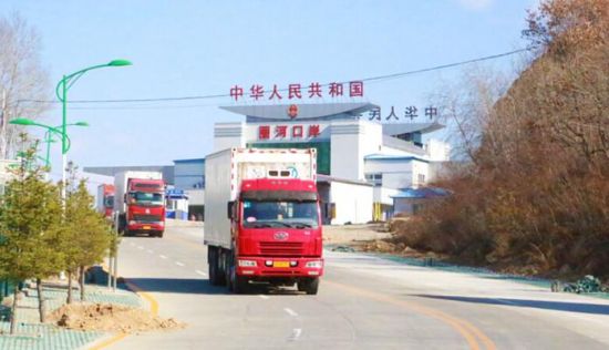 滿載貨物的車輛駛出口岸回國