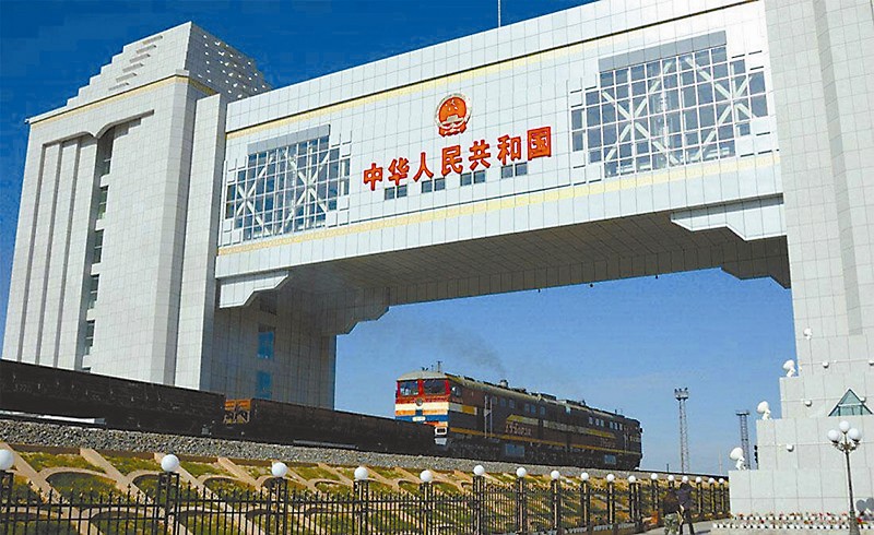 本報訊 按照國家向北開放的戰略部署，內蒙古口岸管理部門加大電子口岸建設投入，已完成11個口岸通關應用項目建設工作，實現了關檢合作通關模式。目前，口岸監控指揮中心管理平臺建設工作基本完成，電子口岸門戶網站進入調試階段。