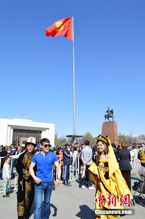 3月21日是傳統節日諾魯孜節，在吉爾吉斯斯坦，這是吉爾吉斯族、哈薩克族、烏孜別克族、維吾爾族等民族的共同節日。“諾魯孜”意為“新的一天”或“新的光明”。當日，在吉爾吉斯斯坦比什凱克市，各民族民眾前往市中心的阿拉套廣場慶祝諾魯孜節。圖為在吉爾吉斯斯坦首都比什凱克市，民眾穿著各式民族服飾，到市中心的阿拉套廣場慶祝諾魯孜節。