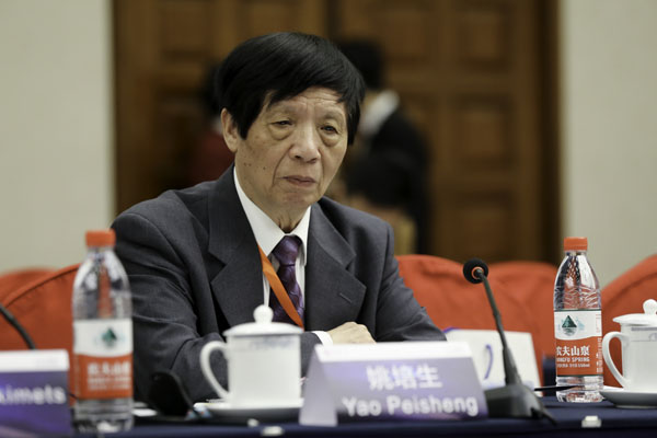 上圖為中國駐哈薩克斯坦原大使姚培生