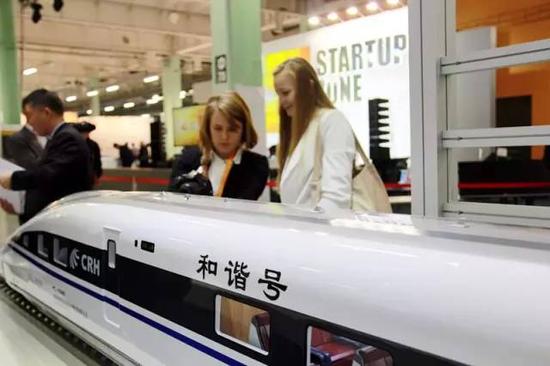 俄羅斯工業創新展上展出的中國和諧號列車模型備受關注。 曲頌 攝