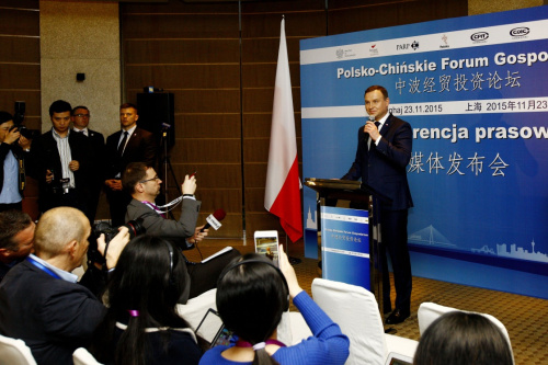 2015年11月23日，在中國上海，波蘭總統杜達在中波經貿投資論壇媒體發布會上回答記者提問。當日，波蘭總統杜達率波蘭政府及企業代表團訪問上海并出席中波經貿投資論壇。新華社記者 方喆 攝