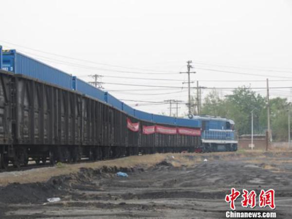 4月26日11時許，冀歐國際貨運班列從華北石油管理局保定供應站緩緩馳出。　李景 攝