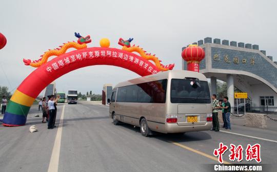 圖為新疆塔城赴哈薩克斯坦東哈州烏爾加縣景區首發團出發現場。 靳生平 攝