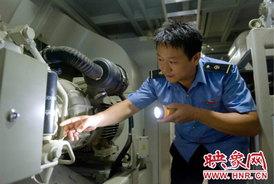 當鄭歐班列抵達鄭州北車輛段后,由列車檢查人員對列車的走行部分和配件進行檢查。
