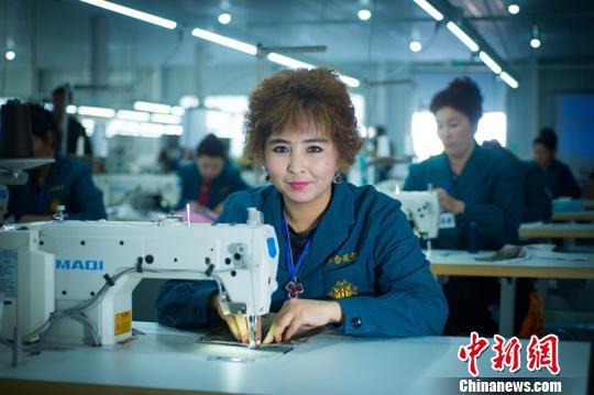 巴楚縣萬和服裝廠的工人在車間里。　朱景朝　攝