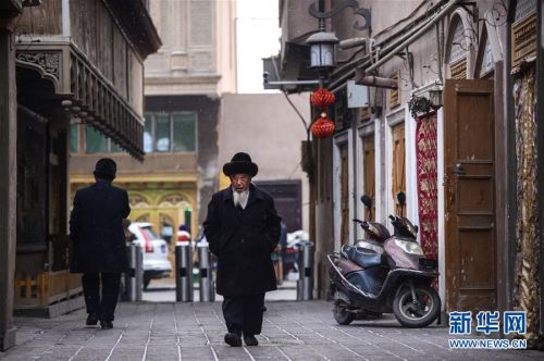 在新疆喀什老城一條巷道內，一位老人慢步走在路上（12月18日攝）。新華社記者 王菲 攝
