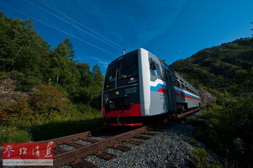 資料圖：一輛列車行駛在西伯利亞鐵路環貝加爾湖段。
