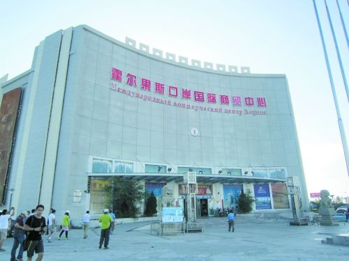采風(fēng)團(tuán)成員進(jìn)入霍爾果斯口岸國際商貿(mào)中心