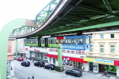 德國烏波塔爾市的懸掛式單軌列車,這是世界上第一條單軌列車,建于1902年。