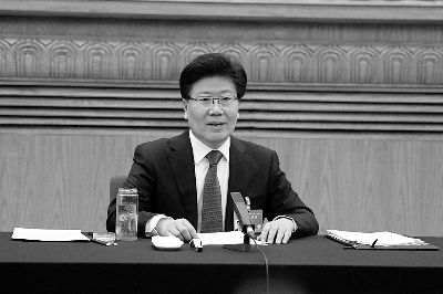 今天上午，新疆維吾爾自治區(qū)黨委書記張春賢在會上發(fā)言
