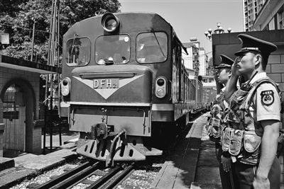 滇越鐵路首批集裝箱國際聯運列車出境