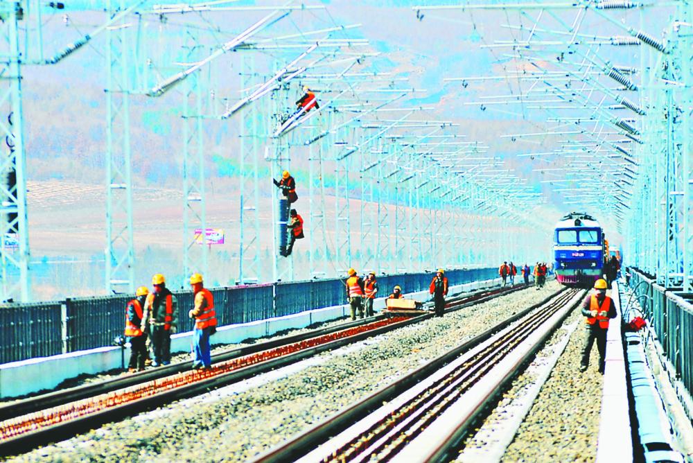 擴能改造工程現場工程技術人員正在進行電力系統工程的施工。邵國良 攝