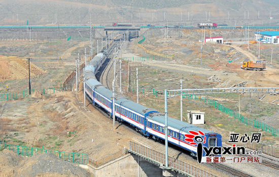 2014年5月1日，首趟“北疆之星”城際列車通過烏魯木齊經開區頭屯河區。