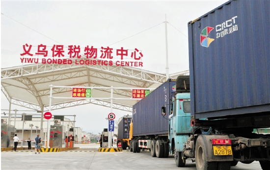 滿載西班牙進(jìn)口商品的集裝箱卡車，正等著進(jìn)入義烏保稅物流中心。