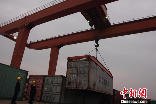 浙江義烏海關監管鐵路集裝箱突破一萬標箱