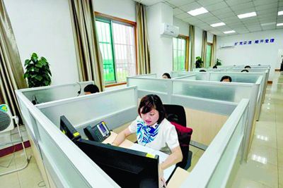 通過柜臺辦理鐵路貨運往往流程較慢，而通過95306網站提交發貨信息，足不出戶就可辦完貨運業務。