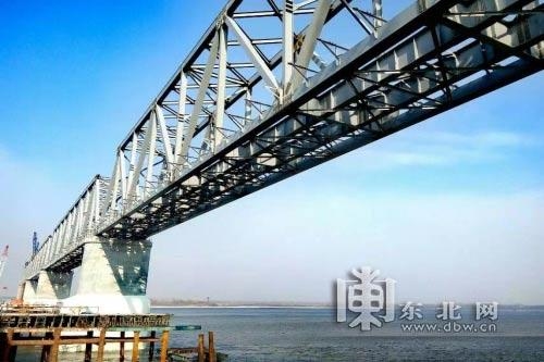 27億！中俄邊境首座跨江鐵路大橋主橋體完工