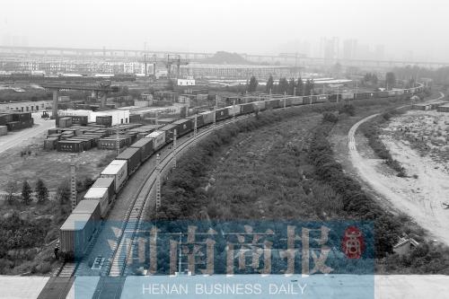 整裝待發(fā)的鄭歐班列（資料圖）