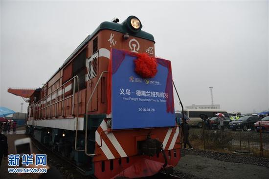 上午11時許，隨著一聲長鳴，一列滿載義烏小商品的鐵路貨運班列，從義烏火車西站啟程，駛往距離義烏5600公里之外的伊朗首都德黑蘭。一趟開向“一帶一路”國家的新絲路“直通車”從義烏正式起航。
