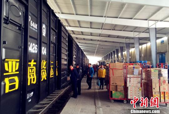 太原鐵路改變“一煤獨大”開通貨運快列拓“白貨”市場