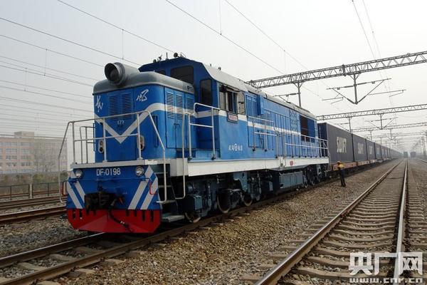 　　圖為滿載200輛風神汽車的X8406/5次班列從武漢鐵路局吳家山車站開出（周輝 攝影）
