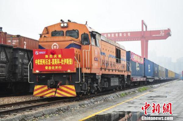 中國運距最長中歐班列首開 全程13488公里。　陳驥旻 攝