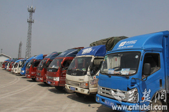 “快貨運”組織的解決鐵路兩端貨物運輸的大貨車