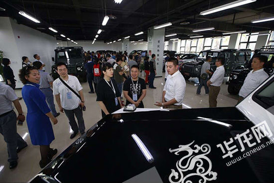 在重慶整車進口口岸，進口車都是通過渝新歐回程班列直接運抵重慶，價格更便宜。首席記者