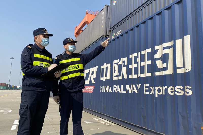 圖為：關員在現場監管中歐班列貨物.jpg